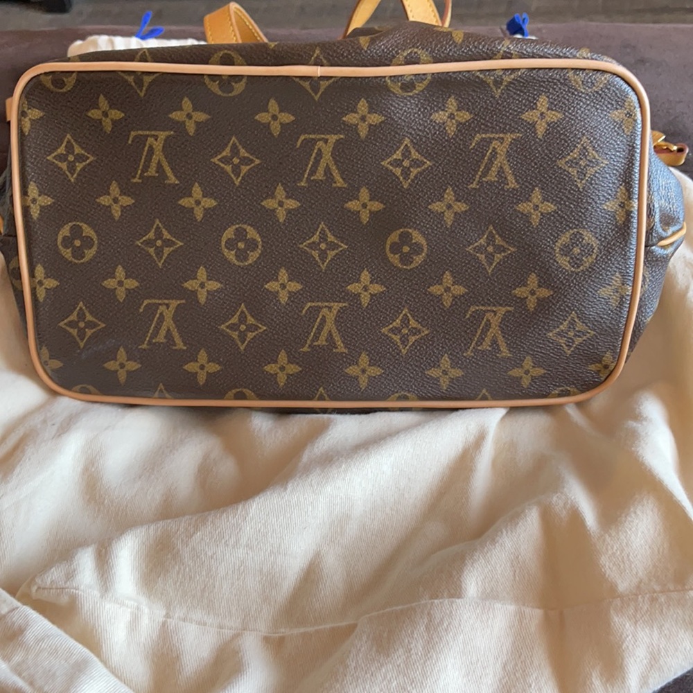 Louis Vuitton - Picture 4 of 5